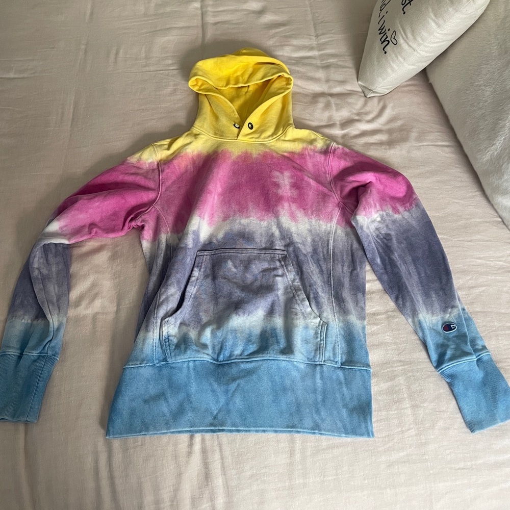 Super comfy sweater and the colors are so pretty!
